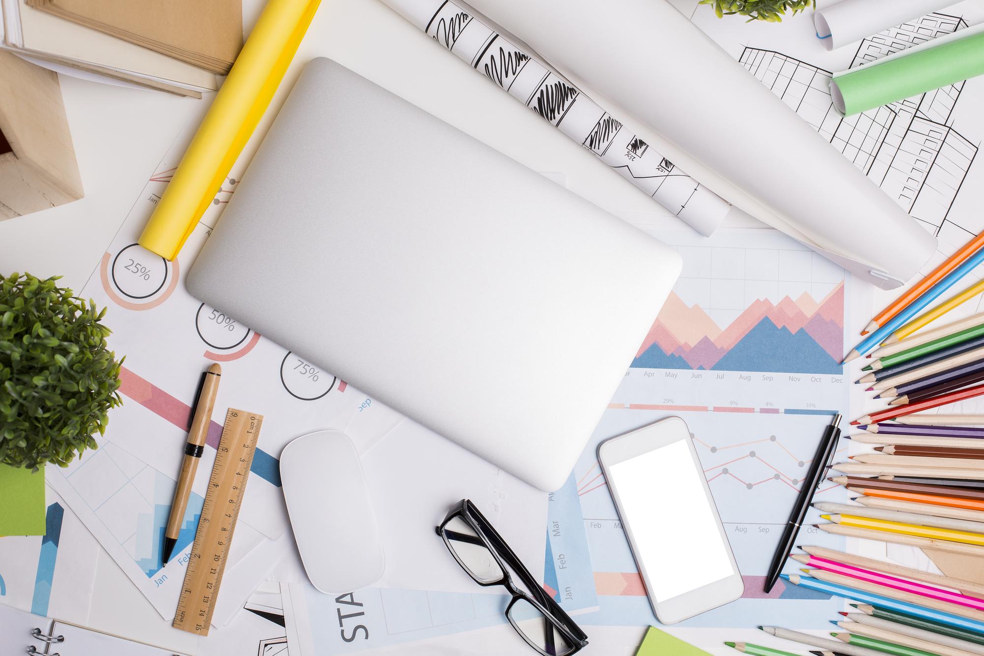 Workshop-Tisch mit Notizen und Markern